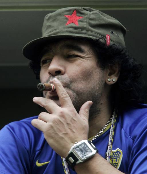 A Barcellona prima e a Napoli dopo, Diego ha frequentato locali notturni, avuto problemi con la droga e spesso lo si  visto con il sigaro cubano tra le labbra. Reuters 